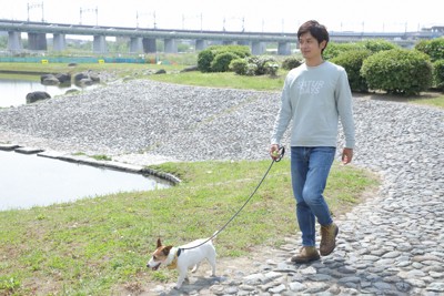 愛犬と散歩する国立環境研究所の谷口優さん＝本人提供