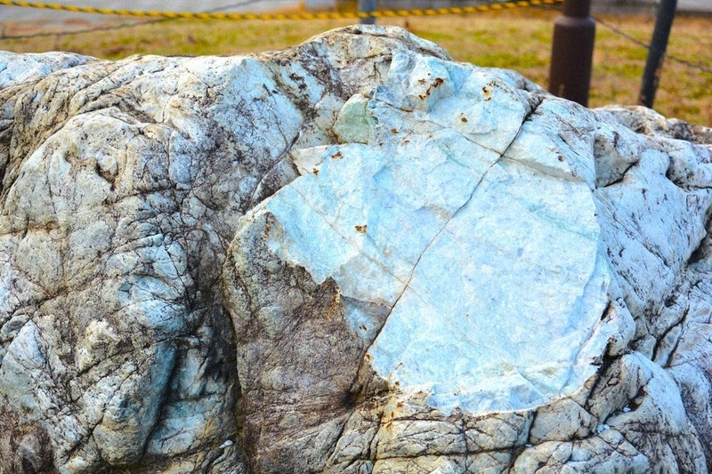 糸魚川翡翠6.16kg,m (正面にひび割れ傷)