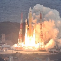 準天頂衛星「みちびき6号機」を搭載して発射されたH3ロケット5号機＝鹿児島県南種子町の種子島宇宙センターで2025年2月2日午後5時半、本社ヘリから上入来尚撮影