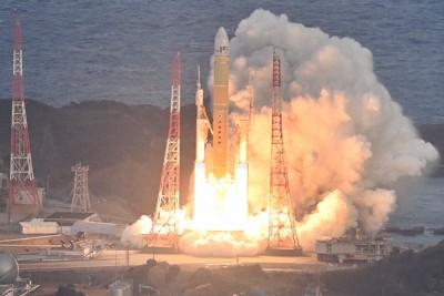 準天頂衛星「みちびき6号機」を搭載して発射されたH3ロケット5号機＝鹿児島県南種子町の種子島宇宙センターで2025年2月2日午後5時半、本社ヘリから上入来尚撮影