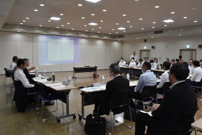 市地域公共交通会議で話し合う参加者ら＝交野市で2024年10月1日午後2時8分、面川美栄撮影