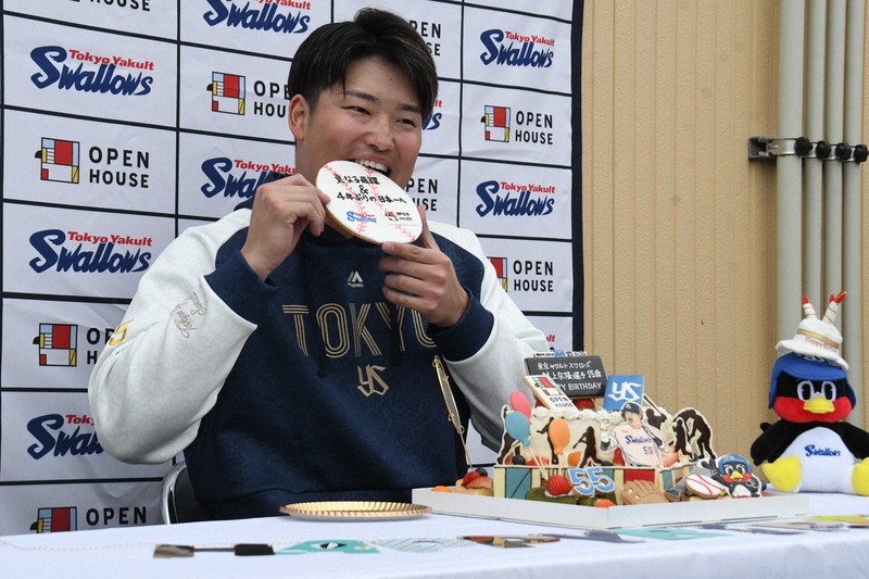 25歳誕生日のヤクルト・村上宗隆、手術明けのフリー打撃で柵越え