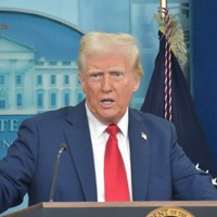 米ホワイトハウスで記者会見するドナルド・トランプ大統領＝2025年1月30日、秋山信一撮影