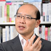 諸富徹・京大大学院教授＝京都市左京区で2024年7月11日、川平愛撮影
