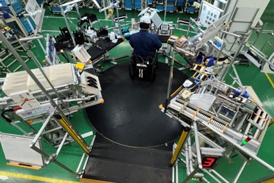 東海理化の本社工場に誕生した車いす利用者専用の生産ライン。床が回転し、必要な作業台の前に移動できる仕組みになっている＝愛知県大口町で2024年10月8日午前11時48分、大原翔撮影