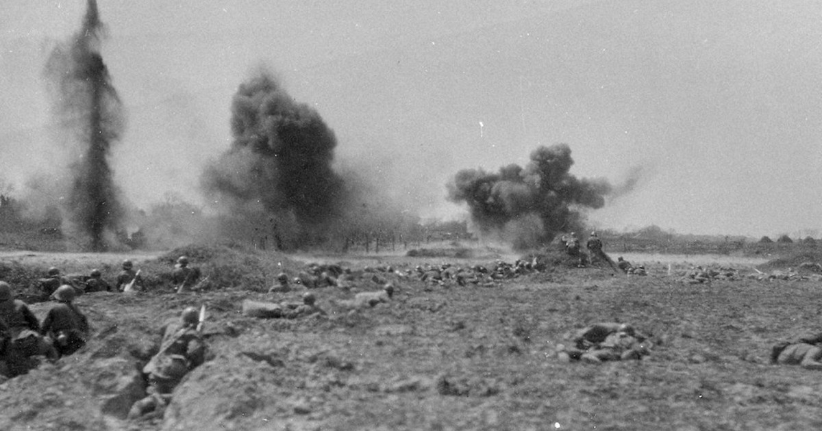 戦中写真を読む：／30 フェイク写真 「爆弾三勇士」 創り出された