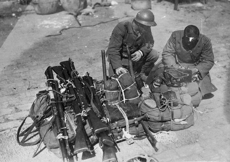 戦中写真を読む：／30 フェイク写真 「爆弾三勇士」 創り出された