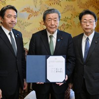 「年収103万円の壁」の引き上げ幅について、引き続き協議していくことを確認する文書を取り交わし写真に納まる（左から）国民民主党の榛葉賀津也幹事長、自民党の森山裕幹事長、公明党の西田実仁幹事長＝国会内で2024年12月20日午後0時9分、平田明浩撮影