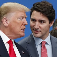トランプ米大統領（左）と言葉を交わすカナダのトルドー首相＝英国で2019年12月4日、AP