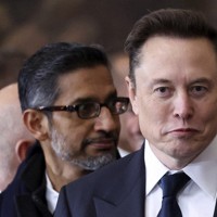 米国の首都ワシントンで開かれたトランプ大統領の就任式に臨むイーロン・マスク氏（右）＝2025年1月20日、AP