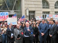 対外援助機関「国際開発局（USAID）」本部前で組織廃止論に抗議する民主党議員ら＝米国の首都ワシントンで2025年2月3日、秋山信一撮影