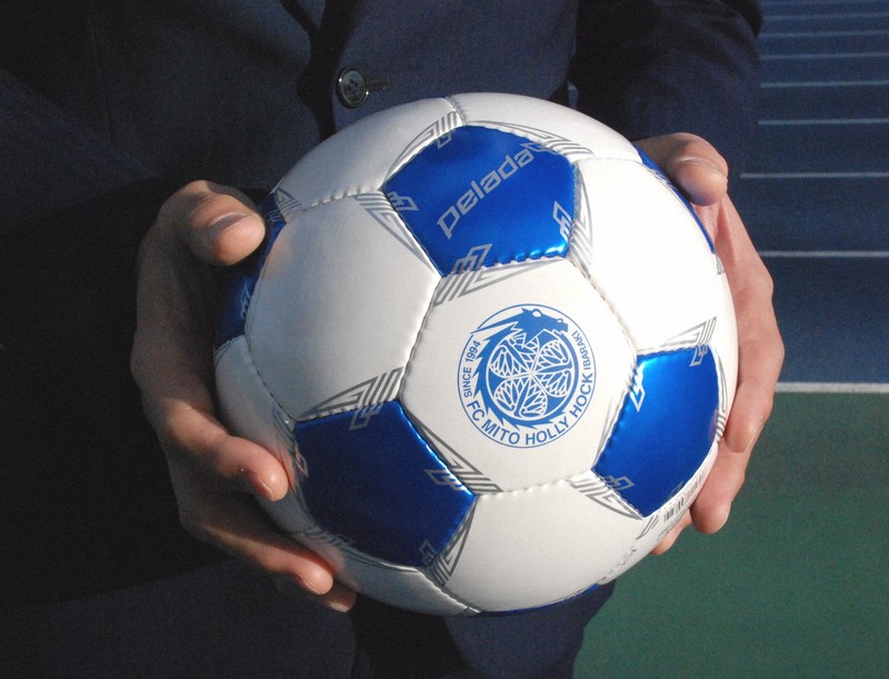 J2水戸のレジェンドがサッカーボール寄贈 「大谷グラブ」参考に | 毎日新聞