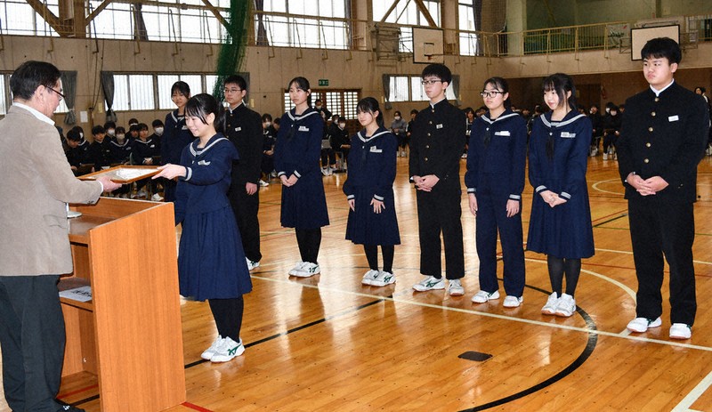 けがした80代男性救助 鶴岡第四中 生徒11人に表彰状 ／山形 | 毎日新聞