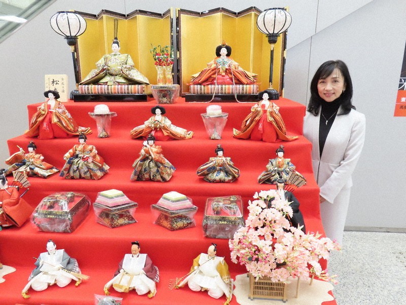 桃の節句華やかに 東大阪 市役所に七段飾り 来月4日まで ／大阪 | 毎日新聞