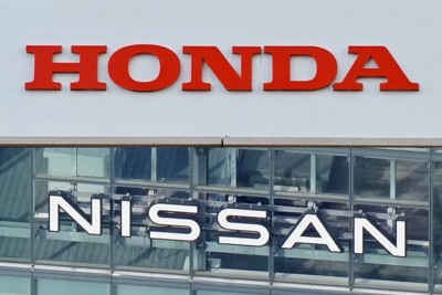 本田技研工業本社のロゴ（上）と日産自動車グローバル本社のロゴ＝2024年12月18日撮影