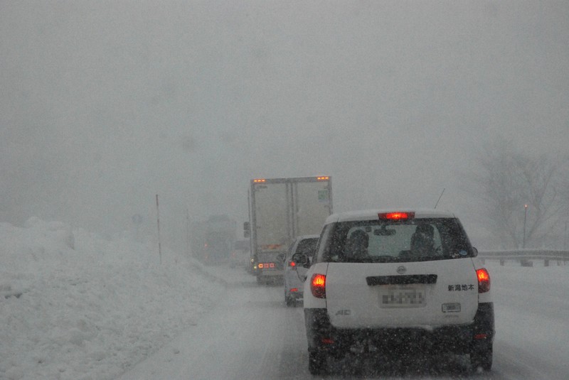 日本海側で大雪、交通機関に乱れ 富山では車の立ち往生発生 | 毎日新聞