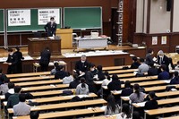 会場で試験用紙の配布を待つ受験生ら＝東京都文京区で2025年1月18日午前9時11分、玉城達郎撮影