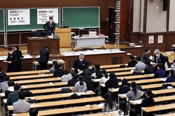 会場で試験用紙の配布を待つ受験生ら＝東京都文京区で2025年1月18日午前9時11分、玉城達郎撮影
