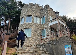 韓国にある「金日成別荘」。北朝鮮の金日成主席が朝鮮戦争の前、休暇の際に家族と過ごしていた＝韓国北東部・江原道高城で2024年12月1日、福岡静哉撮影