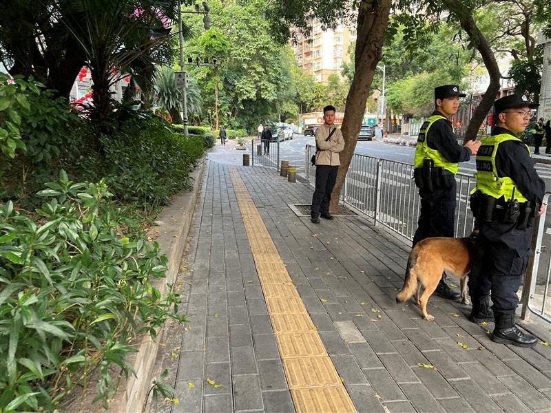 日本人男児の刺殺事件が起きた日本人学校付近。警察犬を伴った警察官らが警備にあたっていた＝広東省深圳市で2025年1月24日、松倉佑輔撮影