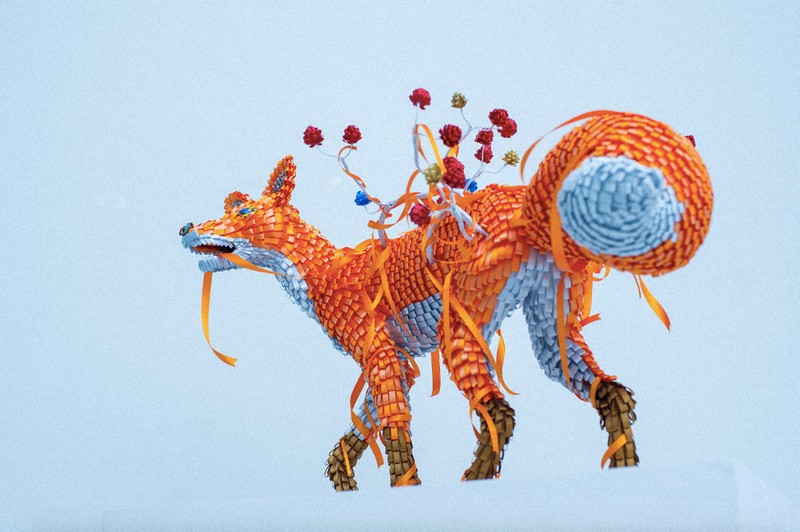 道をつなごう：絵や立体、マルチに創作 前田麦さん（50）／下