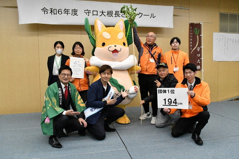 世界一長い”守口大根、194センチを記録 長さ競う催し 大阪 | 毎日新聞