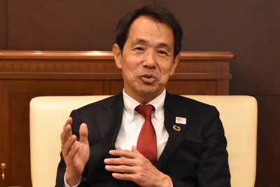 取材に応じる日本生命保険の清水博社長＝東京都内で昨年12月3日