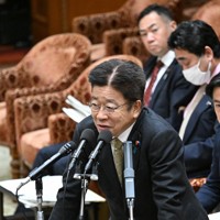 衆院予算委員会で森友文書を巡る高裁判決への対応について立憲民主党・岡本充功氏の質問に答弁する加藤勝信財務相。奥は鈴木馨祐法相＝国会内で2025年2月6日午後2時半、平田明浩撮影