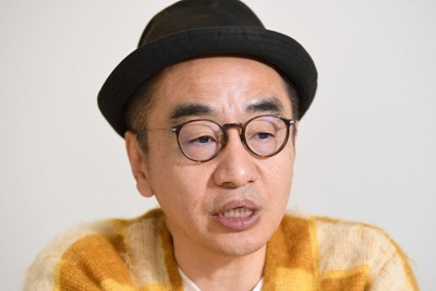 インタビューに応じる時事芸人のプチ鹿島さん＝東京都千代田区で2025年1月28日、宮本明登撮影