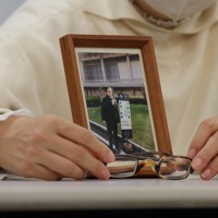 赤木俊夫さんの写真と使用していた眼鏡を置いて記者会見する妻雅子さん＝大阪市北区で2025年2月6日午後4時51分、長澤凜太郎撮影