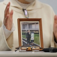 赤木俊夫さんの写真と使用していた眼鏡を置いて記者会見する妻雅子さん＝大阪市北区で2025年2月6日午後4時38分、長澤凜太郎撮影