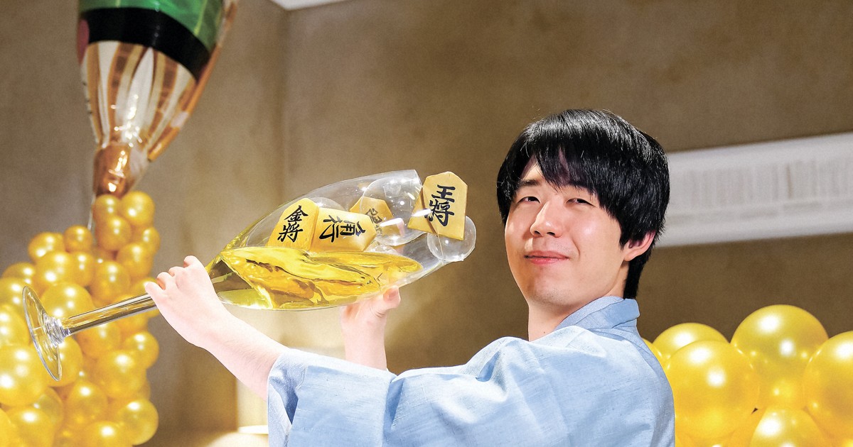 エポック ワン【藤井聡太】特産のネギに囲まれ「勝者の記念撮影