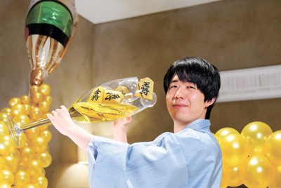 お酒「強くない」藤井聡太、勝利の美酒 王将戦第3局勝者の記念撮影