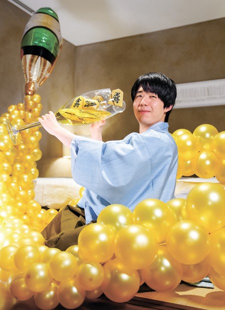 お酒「強くない」藤井聡太、勝利の美酒 王将戦第3局勝者の記念撮影