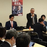 自民党年金委員会で冒頭あいさつする宮沢洋一委員長（正面右から2人目）と厚生労働省の担当者ら（手前）＝同党本部で2025年2月7日、宇多川はるか撮影