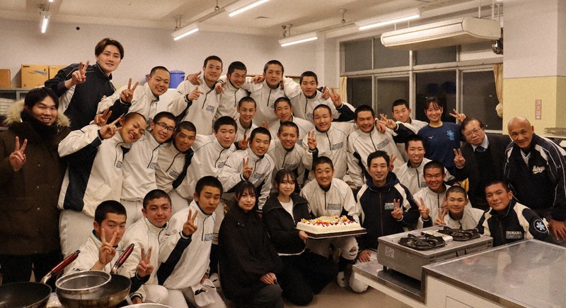 春キラリ・'25センバツ横浜清陵：特大ケーキに「すげー」 元