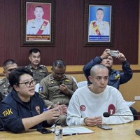 ミャンマーで犯罪集団の拠点に監禁され、オンライン詐欺に加担させられた中国人俳優の王星さん（手前右）＝タイ警察提供・AP