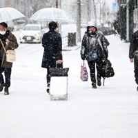 今季最強・最長寒波」で日本各地に雪 車もすっぽり埋まる [写真特集1