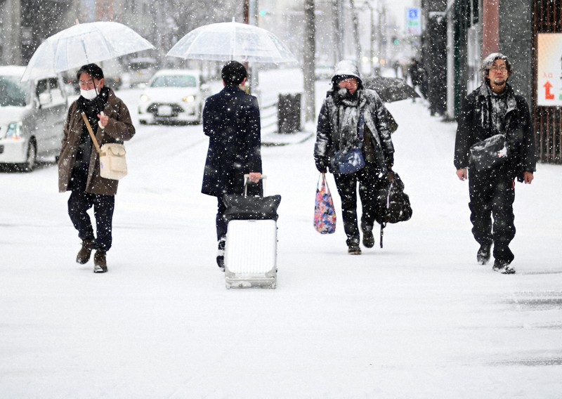今季最強・最長寒波」で日本各地に雪 車もすっぽり埋まる [写真特集1