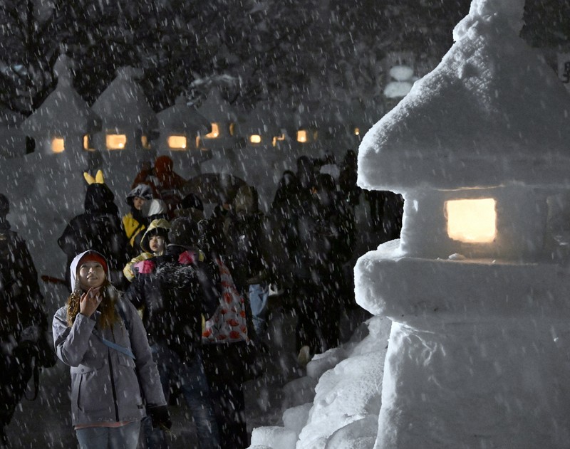 幻想的な世界浮かび上がり 「上杉雪灯篭まつり」始まる 山形 | 毎日新聞