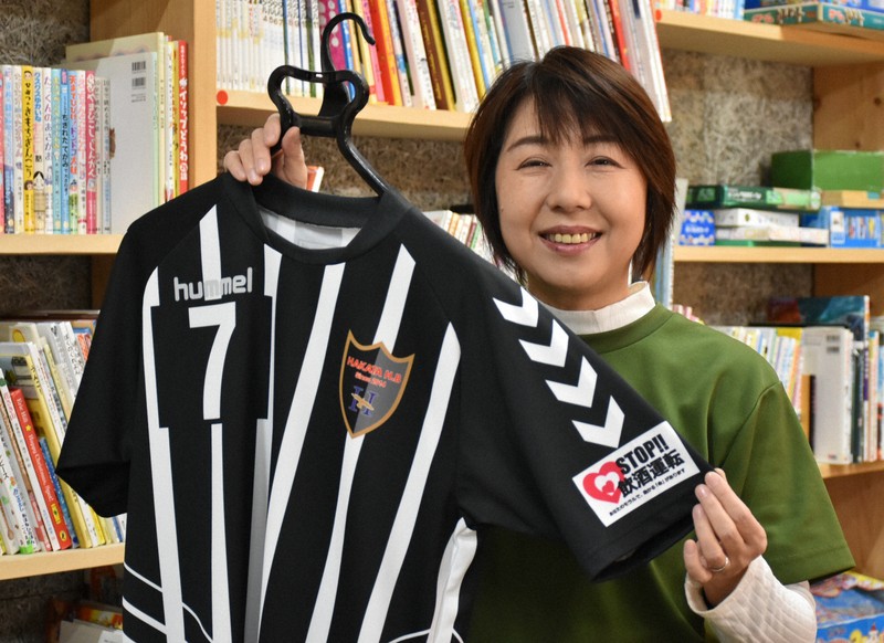 ずっと2人を忘れないよ 博多高ハンド部で受け継がれる事故撲滅の印