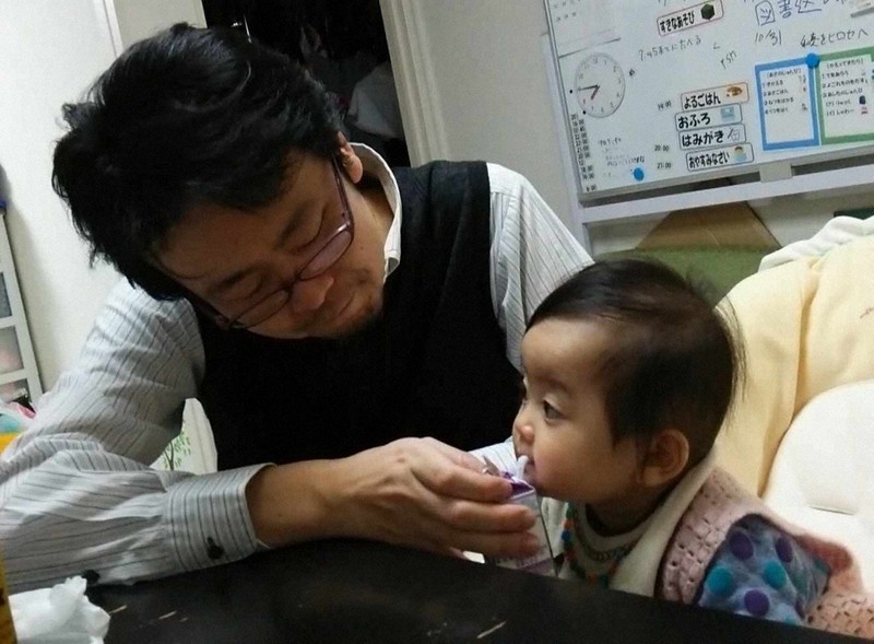 育児休業中に子どもの世話をするmiracoのメンバー、小林あきらさん＝小林さん提供