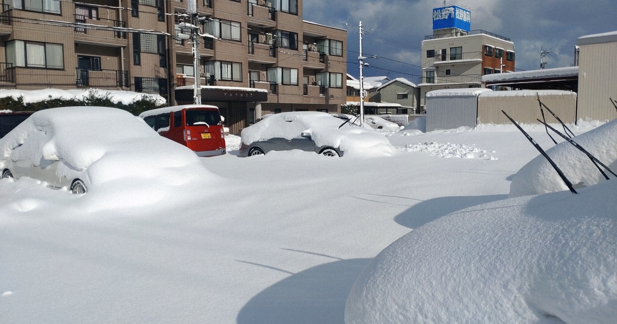 今季最強・最長寒波」で日本各地に雪 車もすっぽり埋まる [写真特集7