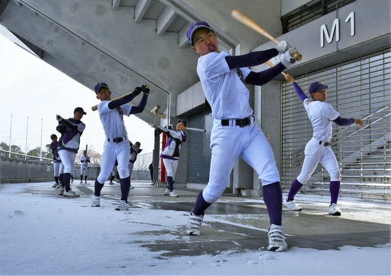 センバツ2025 滋賀短大付 積雪に興奮も集中 スタジアムで打撃