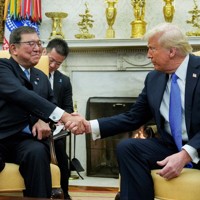 日米首脳会談に臨む石破茂首相（左）とトランプ米大統領＝ホワイトハウスで2月7日、ロイター