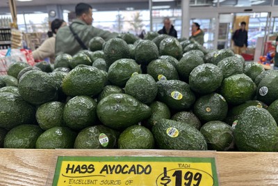 米国の低価格スーパー「トレーダー・ジョーズ」で売られているメキシコ産のアボカド。既に高いが、関税が引き上げられれば更に高騰する＝米東部メリーランド州で2025年2月2日、大久保渉撮影