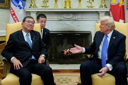 ホワイトハウスで首脳会談を行い握手を交わす石破茂首相（左）とトランプ米大統領＝2025年2月7日、ロイター