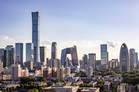 中国は不動産市場の崩壊や債務増大など多くの問題に苦しめられている。写真は北京のビジネス街＝Getty Images