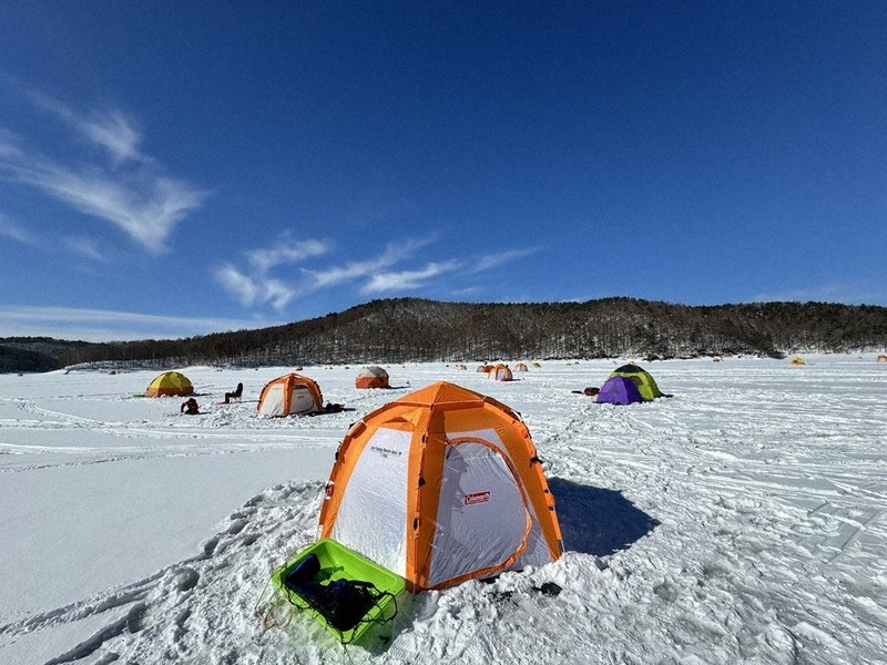 ワカサギ釣り盛況 カラフルなテント並ぶ 岩洞湖 ／岩手 | 毎日新聞