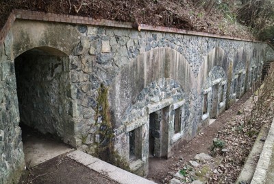 今も残る明治期に造られた火ノ山砲台の掩蔽部
